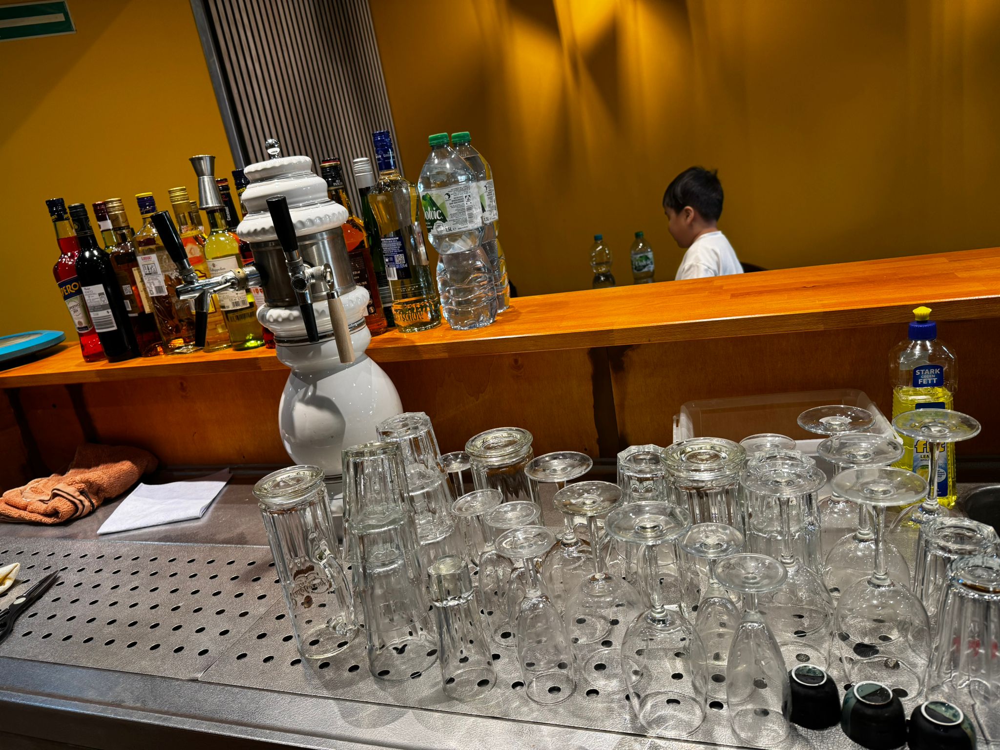 Bar-Bereich mit Gläsern und Cocktail-Zubehör