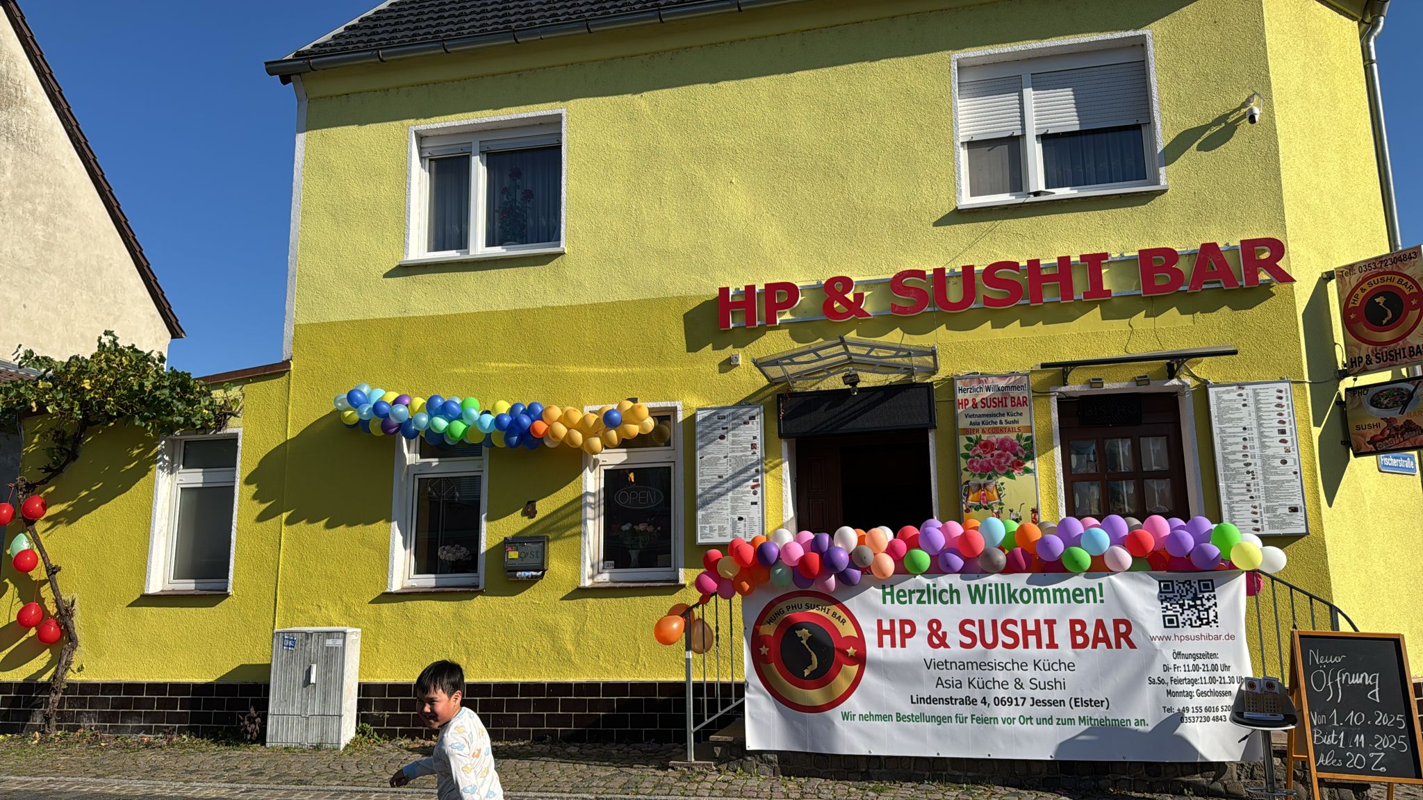 HP & Sushi Bar Außenansicht mit festlicher Ballondekoration